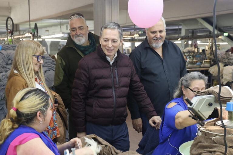 Fernando Gray recorrió la planta de Mauro Sergio en Mar del Plata y se interiorizó sobre la situación de la industria textil